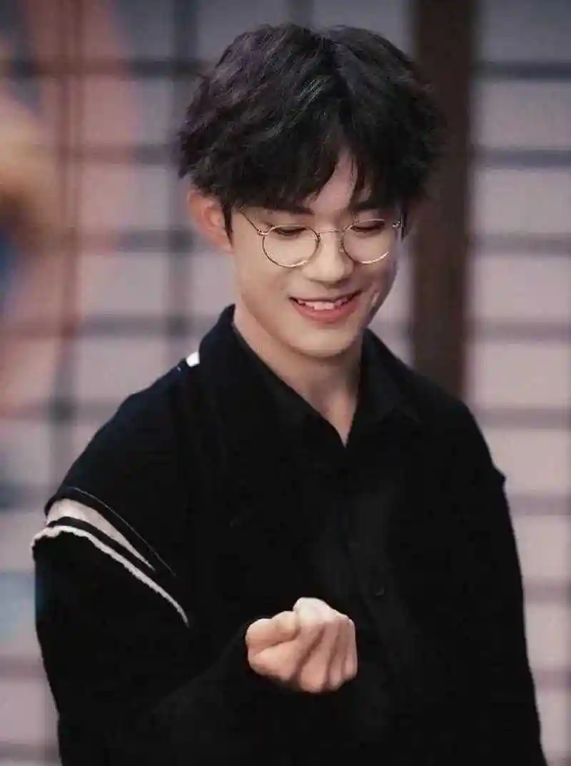 易烊千玺|身穿一身黑色休闲装,戴一副简约金丝框眼镜,又斯文又儒雅.