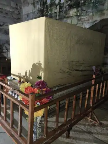 地宫湿气很重,为了保护棺椁外边罩上了玻璃,这次去又罩上了布.