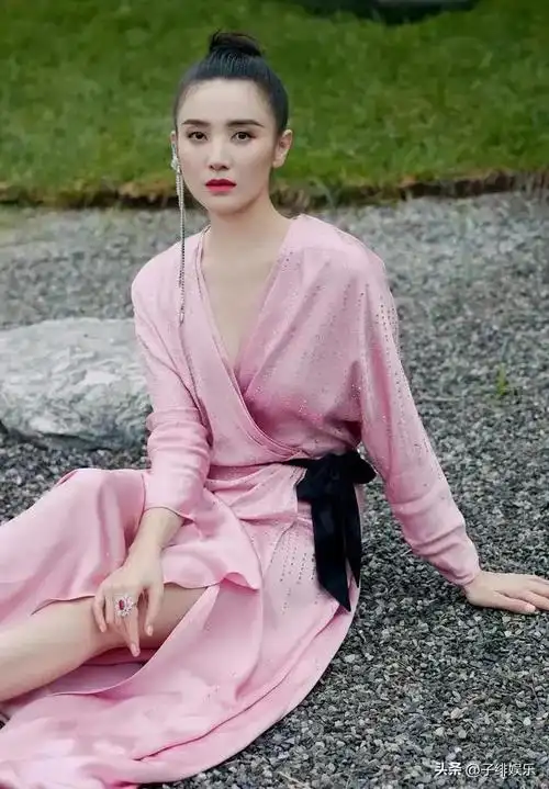 宋佳的颜值和身材共存,是个风情万种千娇百媚的女子