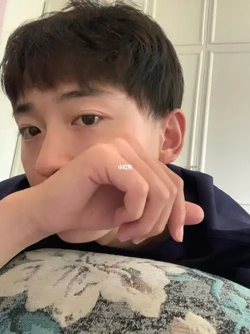 男生自拍夏天嘴干应该怎么办