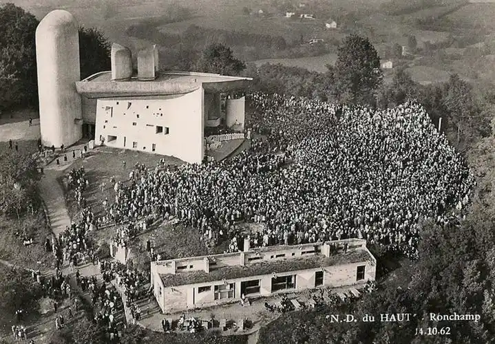 突破传统——朗香教堂的平面与功能
