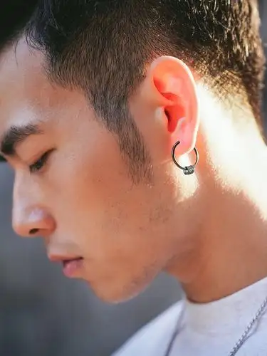 第一次打耳洞被说娘炮怎么办