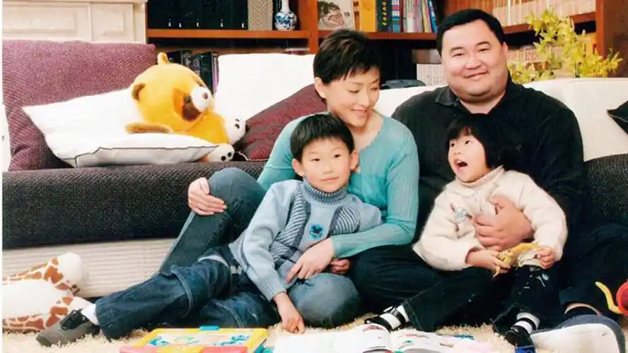 电视一姐杨澜女儿曝光,儿子和女儿长相差距大,女儿长得像爸爸!