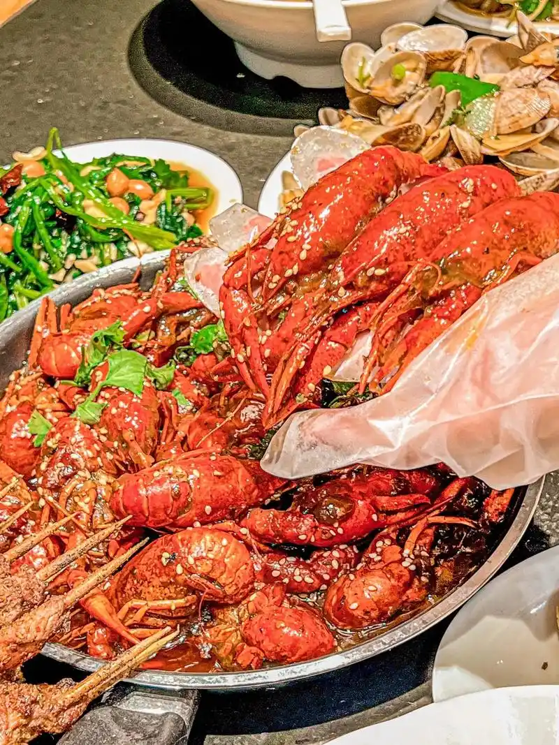 夜宵时间到!现在正值龙虾季,小龙虾的价格也相对 - 抖音