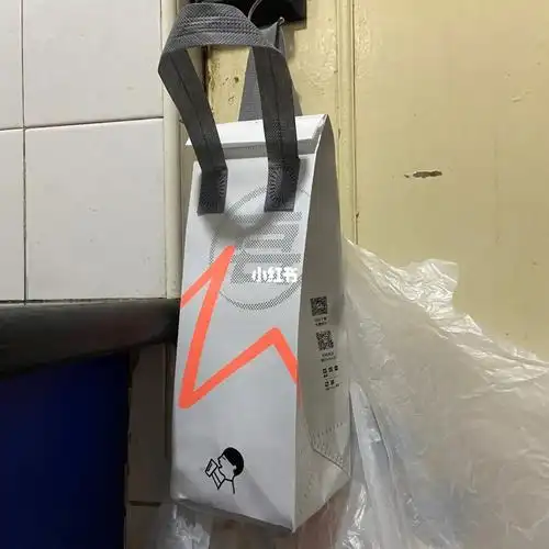 喜茶外送袋妙用之装湿垃圾