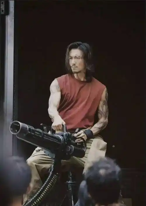 62岁刘德华跟谢霆锋同框,完全没有年龄差,但谢霆锋身高却暴露无遗!