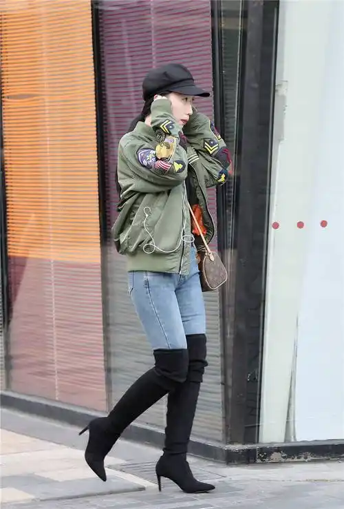 蓝色紧身牛仔裤搭配尖头细跟过膝靴,简约秋季穿搭,适合匀称身材|身材