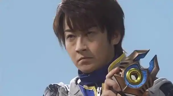 战斗仪进化,哥莫拉实力明显变强,和泰兰特的近身肉搏战中,哥莫拉明显