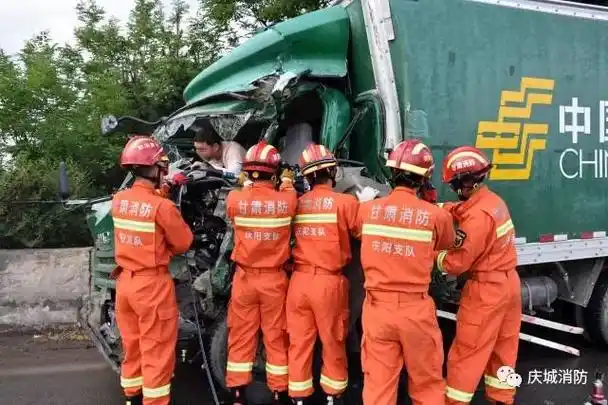 雨天路滑两车相撞甘肃庆阳消防紧急破拆救人