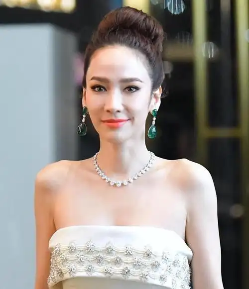 泰国女神aump,高挑身材超迷人,一双"毒蛇眼"勾走你的心和魄