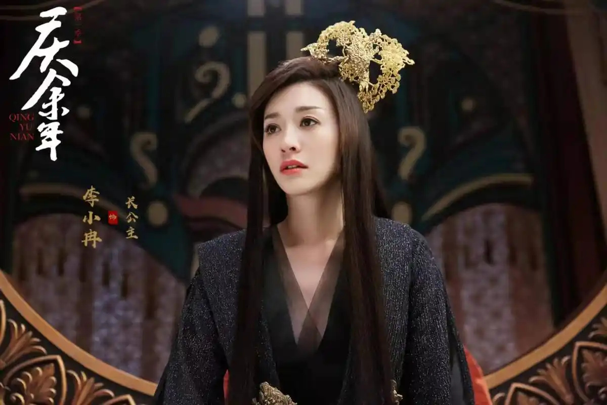 "长公主"李小冉出席活动,一袭大红色连体装,美得十分耀眼!