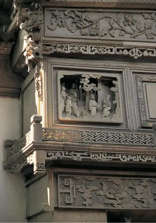 网师园万卷堂前的砖门楼,雕刻精美,为苏园门楼之冠!