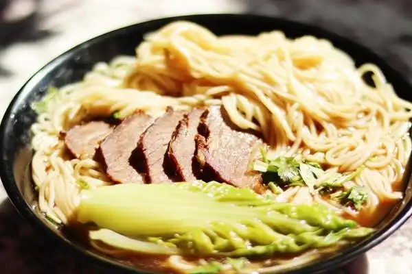 花椒,卤料:我自己加了八角,桂皮,花椒,豆蔻,茴香,草果,白芷,冰糖,面条