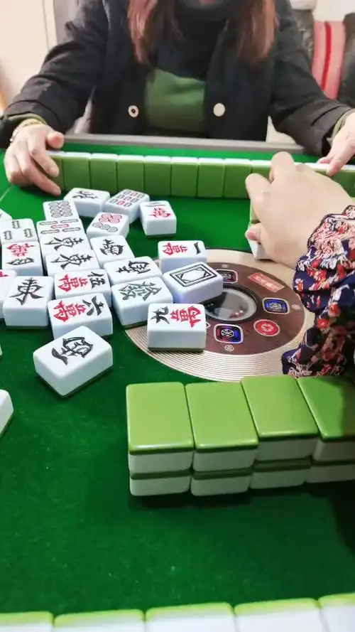 手气挺旺的呀,卡拢都来了,听人家说,不怎么会打牌的人偏偏手气好