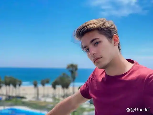 最近,法国新人男演员 benjamin cotte(本杰明·科特)引起了我的关注.