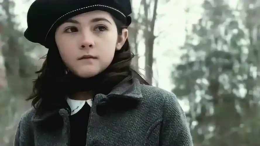 孤儿怨-小男孩不慎打伤鸽子,养女却直接狠下毒手,当众砸死了它!