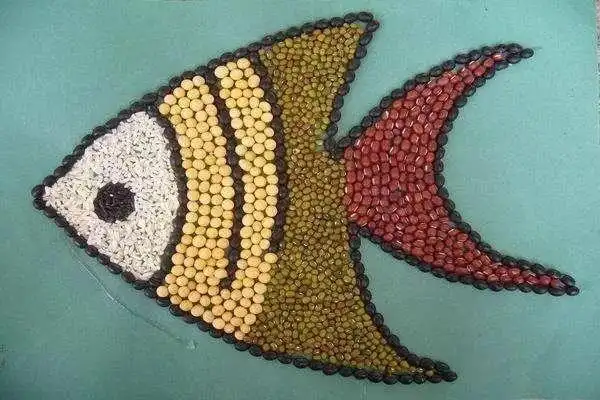 彩虹,花草树木等奇幻的画面通过粘,贴,拼,雕等技术把司空见惯的大米