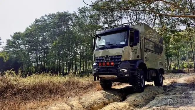 复式双层结构还拥有车尾阳台旅美慧驭奔驰阿洛斯2036 四驱越野房车