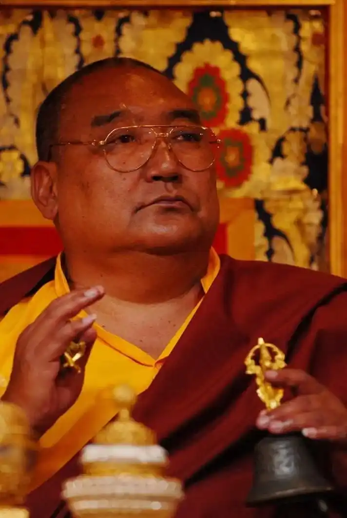 今天在此介绍噶陀寺五大黄金法台持有者,第一位噶陀直美信雄大士 - 抖