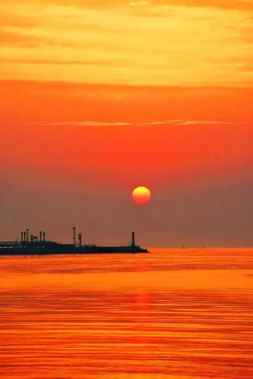 一轮红日从东方冉冉升起拍于梭鱼湾海底隧道 - 抖音