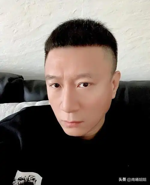 建议45岁以上的中年男人,少留这些"油腻发型",看着就很没品味