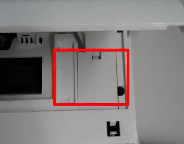 靠右边有个应急的手动开关按钮,按一下,就能启动空调机