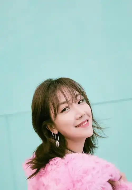 《明星图集》菅纫姿清新淡雅时尚写真图片图片大全