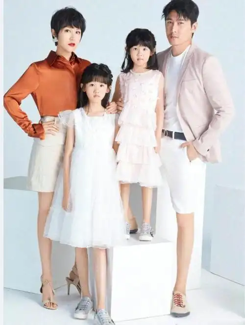 上海偶遇陆毅鲍蕾一家四口一家人都是大长腿3