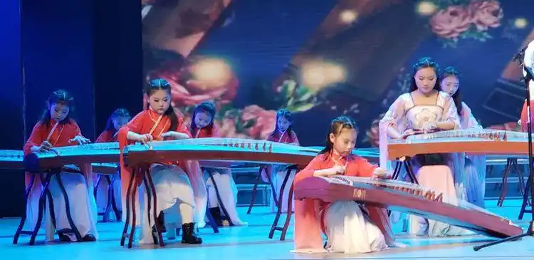 祝贺2019新春大型音乐会《春暖花开》一一古筝合奏《盛世国乐》演出