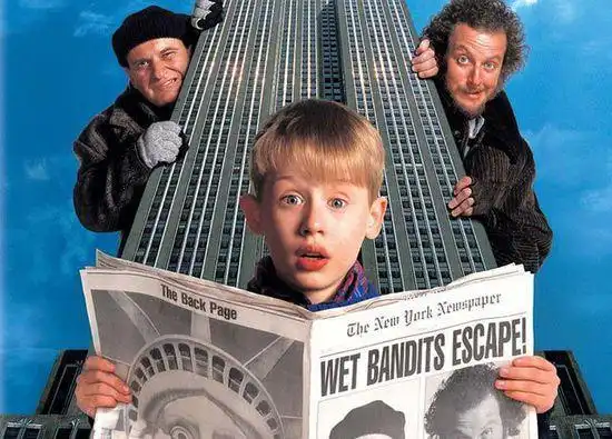 童年经典《小鬼当家》,时隔30年主演已逝,跑龙套的却当了总统?