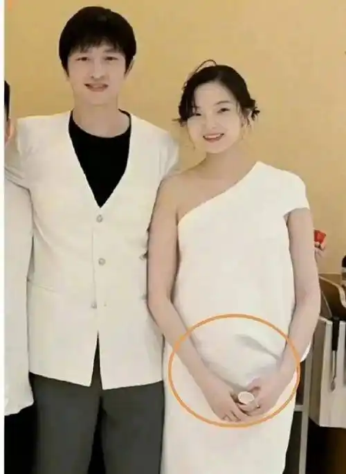 领证不到3个月,超模雎晓雯晒孕肚堪比大西瓜,明星孕妇只胖肚子_大川