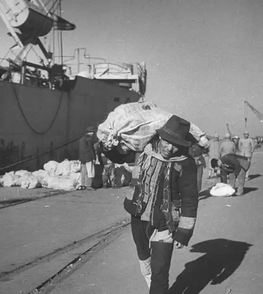 1945年珍稀老照片:旧社会的苦难生活,普通人的艰辛岁月