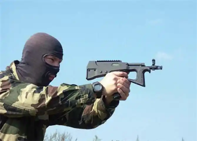 枪虽小但杀伤力大是pp-2000冲锋枪的最大优点,该枪发射的9毫米7h31式