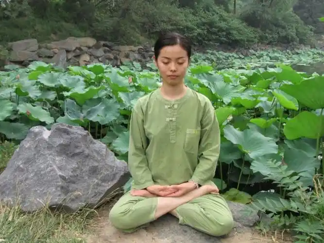 1,双足跏趺: 先将左足置于右腿上,再将右足置左足上,称金刚坐(男士用)