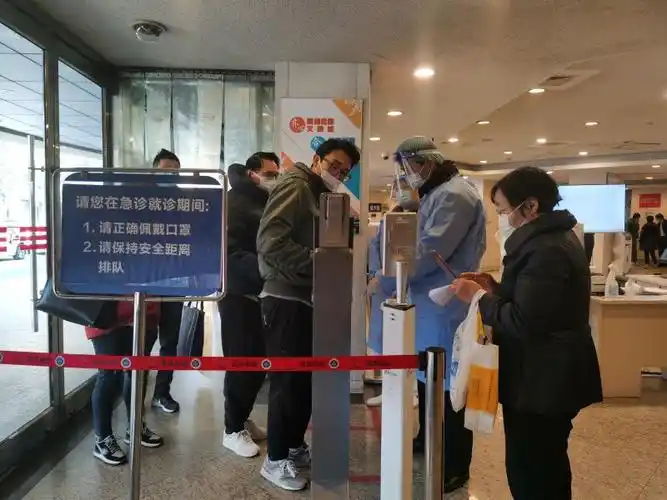 视频冬至后记者亲历瑞金医院急诊抢救室收治数创新高抢救室变病房