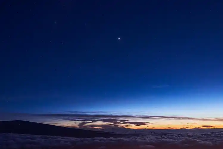在莫纳克亚山顶,一颗孤独的星星在戏剧性的夜晚景观中闪耀图片下载
