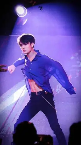 ninepercent齐刷刷上演撩衣杀然而蔡徐坤比陈立农