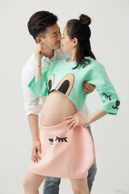 吴敏霞拍浪漫写真大方晒孕肚 与老公水下畅游唯美别致