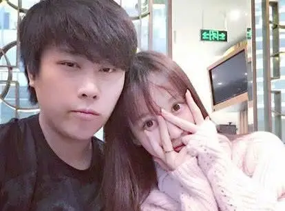 赵梦玥自曝跟卢本伟不分手的原因嘲讽李晨心形石头是干垃圾