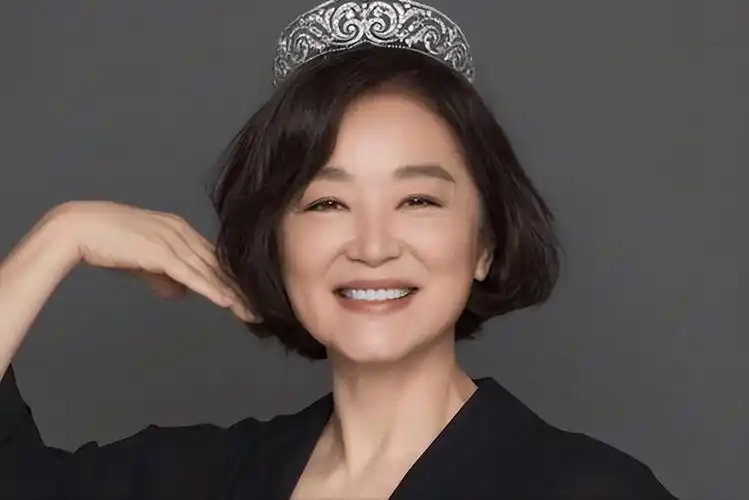 现在关之琳已经61岁了,身材依旧凹凸有致,但是