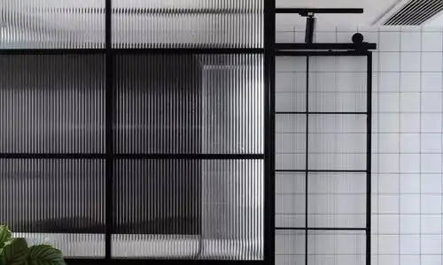 卫生间湿区抛弃传统的类型的门,选择带长虹玻璃的谷仓门,极力扩大走道