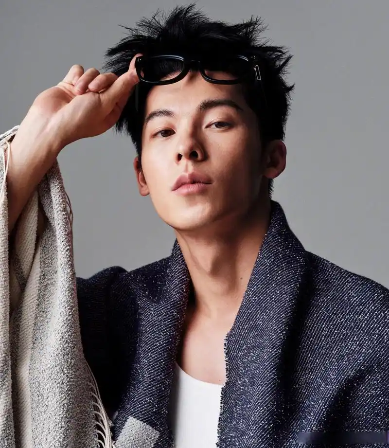 星尚人# @许光汉 最新杂志大片上线,白色背心勾勒完美肌肉线条,简约