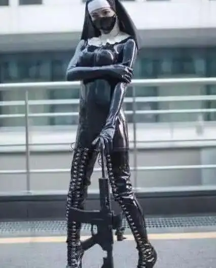 妹子换装成胶衣修女看到脚上的东西后网友穿这个很累吧