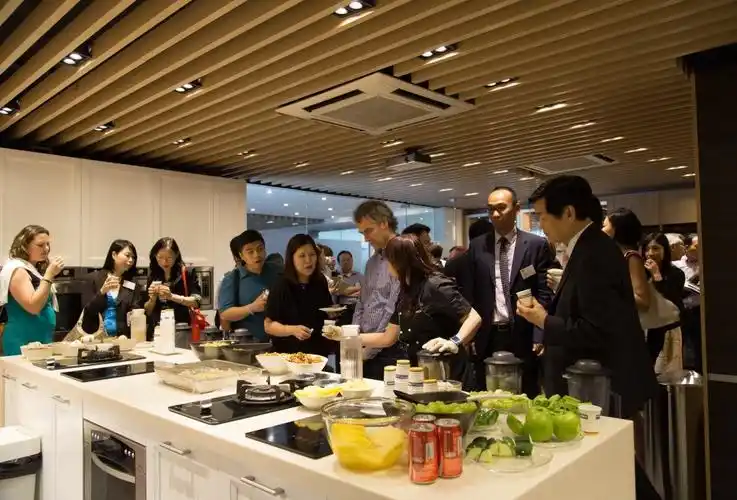 各贵宾于厨乐体验馆品尝美食