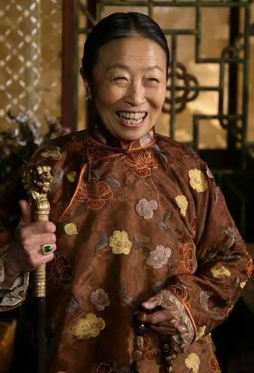 丑娘张少华自称年轻时是校花看到她当年的照片被惊艳到了