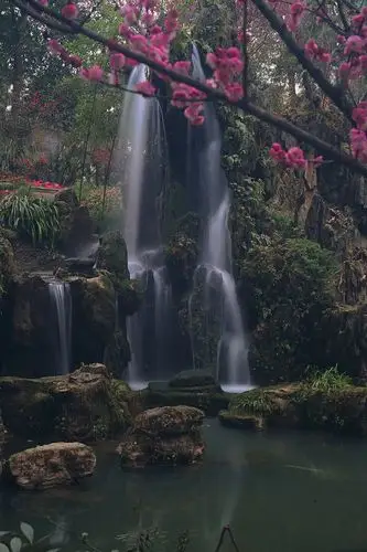 流水溅出花香味, 喜煞路上观景人.