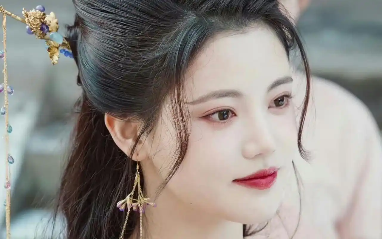 看孙珍妮好适合古装啊,长月烬明的每个造型都好漂亮,红衣飒爽,异域风