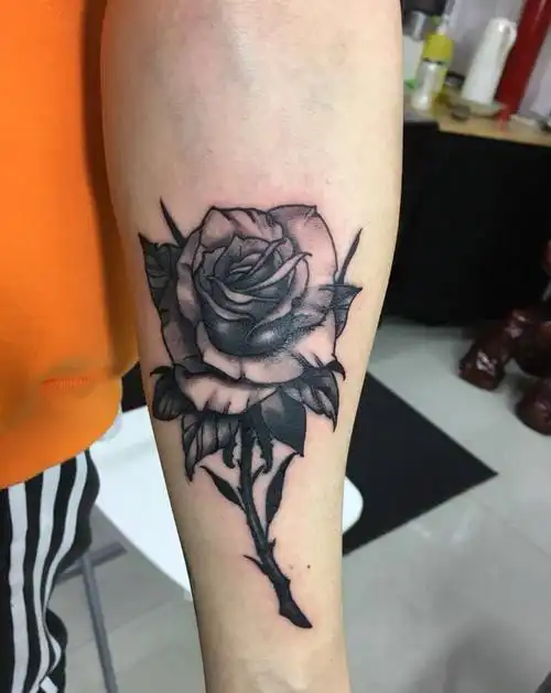 手臂玫瑰花纹身图片_手臂成品习俗植物纹身图案