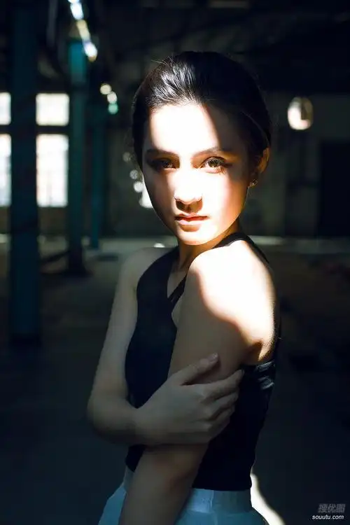 唯美女生眼神摄影图片5