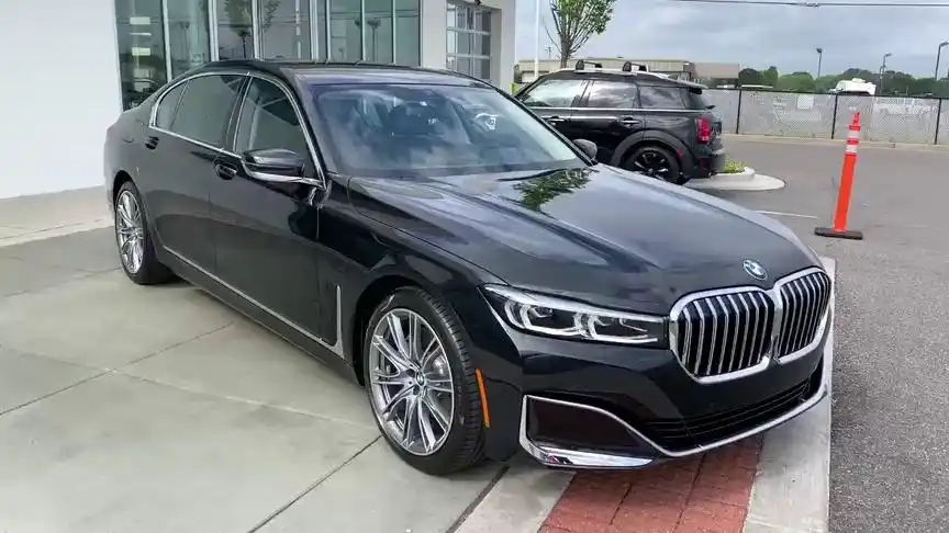 新车展示,2022款全新宝马7系,配置再升级,还想着奔驰s级吗?